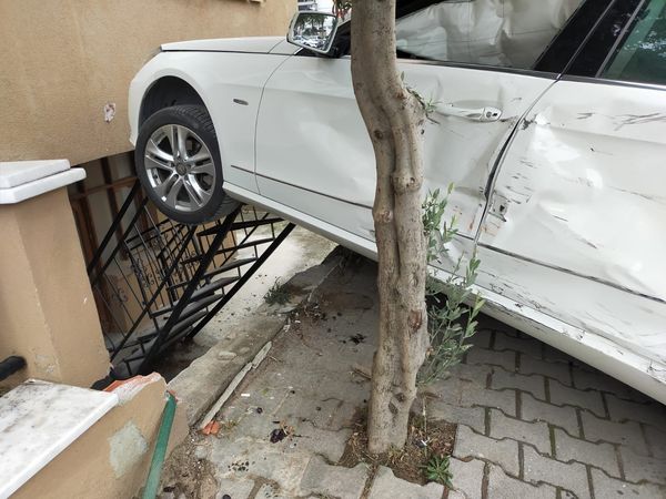 Trafik kazası geçiren aracın eve girmesini bahçe korkuluğu önledi.