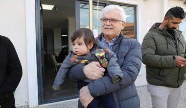 BAŞKAN DEVECİLER BURHANİYE’YE GELEN DEPREMZEDELERİ ZİYARET ETTİ