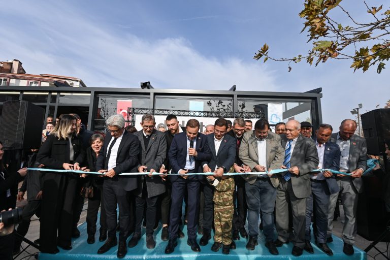 Bigadiç’te On On Kafe açıldı